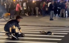 Camera ghi hình người đàn ông ném bom khói, đâm dao làm nhiều người thương vong ở Đài Loan