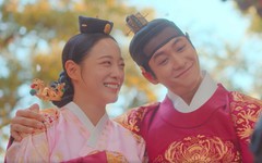 Moon river kết thúc ấn tượng, Kim Se Jeong hoàn thành trọn vẹn vai cổ trang đầu tiên