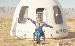 Nữ kỹ sư 33 tuổi trở thành người ngồi xe lăn đầu tiên bay vào không gian