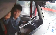 Xử phạt nhiều tài xế ‘che mắt’ thiết bị ghi nhận hình ảnh người lái để dùng điện thoại