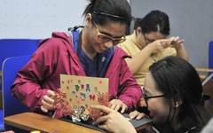 Lan tỏa không khí Giáng sinh qua hoạt động làm thiệp xúc giác cho người khiếm thị