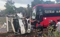 Xe khách tông trực diện xe tải làm 2 vợ chồng tài xế kẹt cứng trong cabin