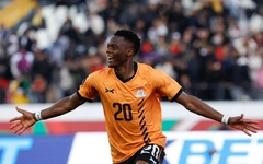 Thót tim cảnh cầu thủ suýt gãy cổ vì nhào lộn ăn mừng bàn thắng