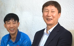 HLV Kim Sang Sik: 'Bố mẹ và vợ tôi tắt tivi khi U22 Việt Nam bị Thái Lan dẫn trước 0-2'