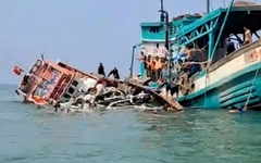 Cứu 13 ngư dân trong vụ chìm tàu cá gần đảo Hòn Chuối