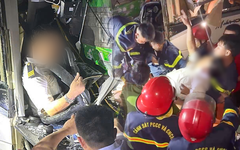 Cứu hộ 2 tỉnh phối hợp giải cứu người mắc kẹt trên xe khách sau tai nạn