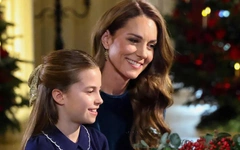 Kate Middleton và Công chúa Charlotte song tấu piano tại lễ hát thánh ca Giáng sinh