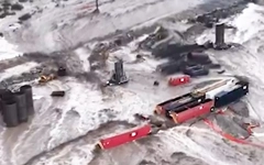 Hình ảnh mưa lũ kinh hoàng tại Mỹ đêm Giáng sinh, nhiều toa tàu và ô tô bị cuốn trôi