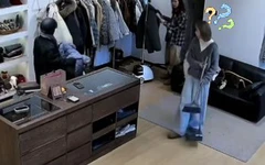 Cô gái chạy cả xe đạp điện vào shop quần áo để lựa đồ