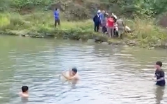 Rủ nhau tắm hồ, 3 cháu bé chết đuối thương tâm