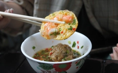 Khách của cô Tư: Còn sống ngày nào là còn ăn bánh căn ngày đó