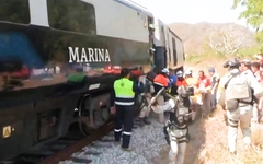 Hiện trường tàu khách trật bánh ở Mexico, ít nhất 13 người thiệt mạng