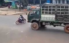 Giây phút ô tô tải tông xe máy rồi lao vào nhà dân làm 4 người thương vong