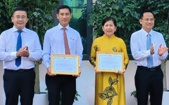 Báo tin người đàn ông ném rác xuống rạch, hai trưởng ấp ở TP.HCM được khen thưởng đột xuất