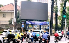 Di tích Viện Pasteur TP.HCM 'kêu cứu' vì chìm trong quảng cáo: Tháo dỡ 2 trong tổng số 3 trụ