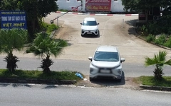 Nhiều ô tô tập lái ngang nhiên leo dải phân cách trên quốc lộ