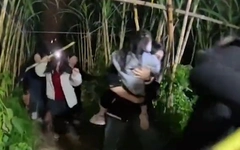 Độc lạ Trung Quốc: Du khách trả tiền để được… trộm mía