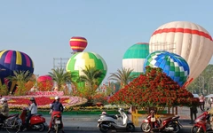 Hàng chục chiếc khinh khí cầu đầy màu sắc bay ở quảng trường Sa Đéc, mạng xã hội trầm trồ