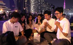 Bạn trẻ TP.HCM chào đón năm 2026 dưới màn pháo hoa rực rỡ