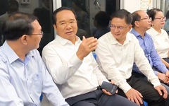 Chủ tịch UBND TP.HCM đi metro số 1 đến Trung tâm Phục vụ hành chính công ở Thủ Đức, chỉ mất 15 phút