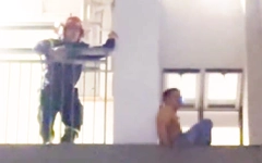 Cảnh sát thuyết phục nam thanh niên từ bỏ ý định nhảy lầu ở phường Tân Mỹ, TP.HCM