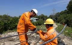 Công nhân làm việc xuyên đêm để cấp điện lại cho Phú Quốc sau sự cố cáp ngầm 110kV