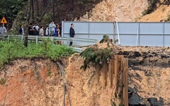 Hình ảnh sạt lở mới tại đường tạm đèo Mimosa sau mưa lớn trong đêm