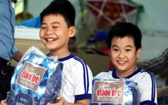 Cùng Tuổi Trẻ cứu trợ đồng bào lũ lụt miền Trung