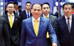 Tỉ phú Phạm Nhật Vượng, 2 con trai cùng dàn khách VIP tại đêm trao giải thưởng VinFuture