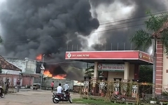 Cháy kho máy móc, biển lửa áp sát cây xăng ở TP.HCM