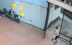 Mẹ hoảng hốt tìm con nhỏ trốn trong góc sân