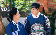 Cạnh tranh cùng Taxi driver 3, vì sao Moon river vẫn hút khán giả?