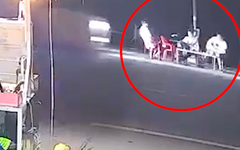 Giây phút xe khách lao vào 3 người đang ngồi uống nước bên đường tại Đồng Tháp