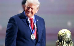 Ông Trump được trao giải Hòa bình FIFA tại lễ bốc thăm World Cup