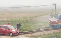 Tàu hỏa 24 toa kịp dừng khẩn cấp tránh tông ô tô chết máy trên đường sắt