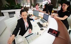 Các ngân hàng thu bộn tiền ra sao từ phí dịch vụ?