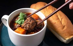 Bò kho, bò nhúng giấm, bò lúc lắc, bò né lọt top những món ăn từ thịt bò ngon nhất thế giới