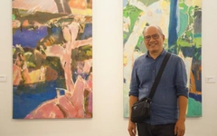 Đỗ Minh Tâm ngồi hát trên đồi