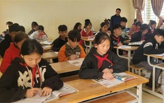 Giáo viên ở vùng cao mòn mỏi chờ nhận tiền dạy thừa giờ