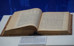 Lần đầu trưng bày sách quý 100 tuổi có hai bài viết tiếng Nga của Chủ tịch Hồ Chí Minh