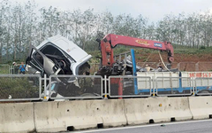 Tai nạn trên cao tốc Bùng - Vạn Ninh, xe tải tông xe đầu kéo làm  2 người chết