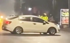 Tạm giữ tài xế ô tô hất văng cảnh sát giao thông khi bị yêu cầu kiểm tra nồng độ cồn