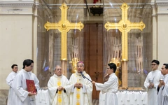 Thánh giá mạ vàng được làm phép, tháp chuông và tháp kẽm ở nhà thờ Đức Bà sẽ xong vào tháng 4-2026