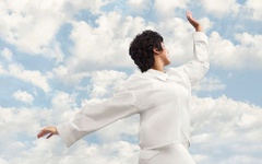 Pantone bị tố phân biệt chủng tộc vì chọn Cloud Dancer làm màu của năm 2026