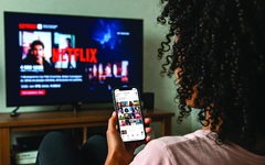 Netflix: Phim là để bật, không phải để xem?