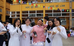 Teen Trường THPT Ten Lơ Man đi chợ quê giữa sân trường