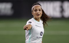 Nadia Nadim: Từ ngôi sao bóng đá đến bác sĩ phẫu thuật