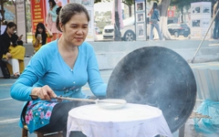 Du khách thích thú trải nghiệm làng nghề truyền thống giữa lòng Đà Nẵng