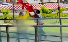 Clip ghi lại cảnh bảo vệ nhà ga metro số 1 đánh nhau tưng bừng với tài xế xe ôm công nghệ