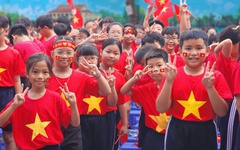 Học sinh, đội viên TP.HCM check-in cùng cờ Tổ quốc mừng lễ 30-4